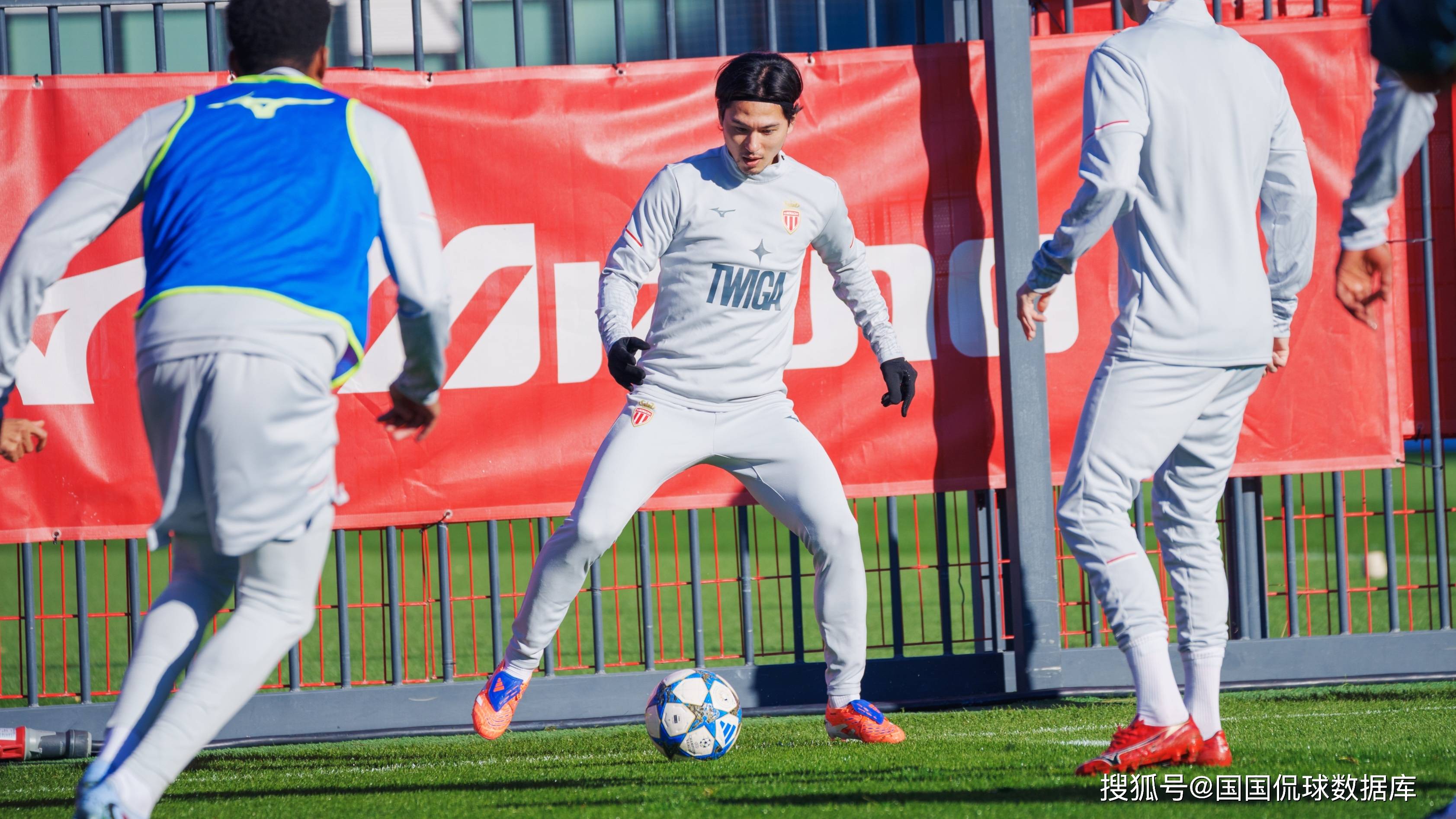 摩纳哥围绕欧冠队长鼓劲尼斯围绕CBA季后赛遗憾出局，现场解说直呼：风云突变奥兰多魔术今晨调整名单的简单介绍