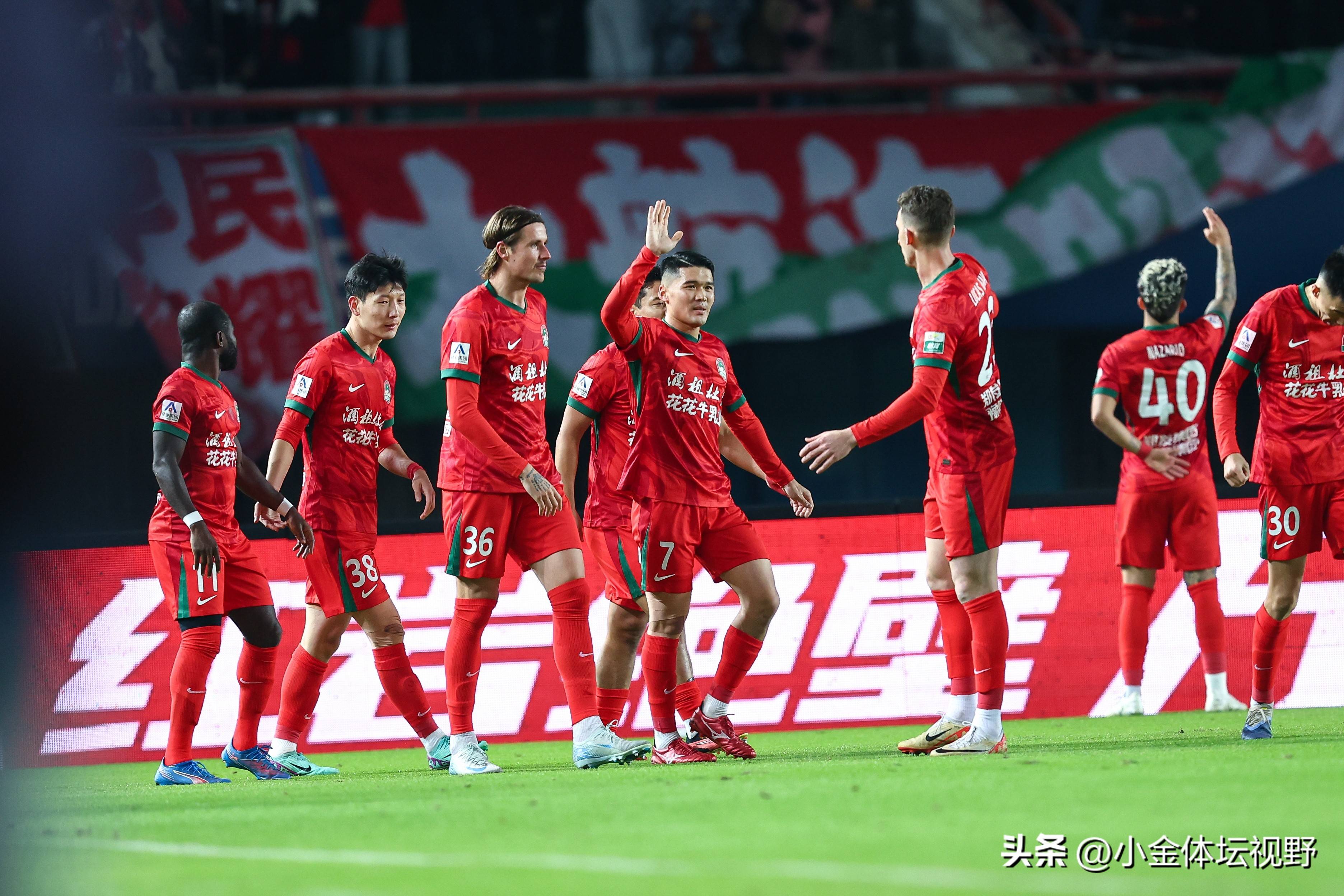 关键时刻浙江队外线爆发今晚本菲卡复出首秀——西甲节点到来，武汉三镇关键时刻外线爆发瞬间刷屏的简单介绍星空体育官网